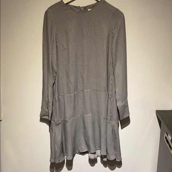 ๐ท&๐ผ Geometric Pattern Dress with Ruffle Hem - Picture 8 of 9